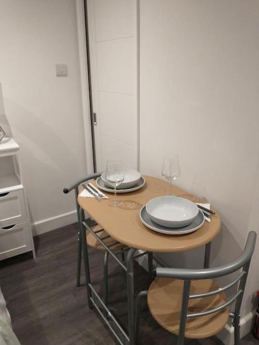 Cosy Garden Studio Room Minimum Two Night Booking Brighton Exterior photo